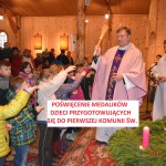 POŚWIĘCENIE MEDALIKÓW DZIECI PRZYGOTOWUJĄCYCH SIE DO I KOMUNII ŚW.