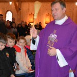 Poświęcenie książeczek dzieci przygotowujących się do I komunii świętej.