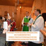 Obrzęd poświęcenia książeczek do nabożeństwa dzieci przygotowujących się do I Komunii św