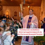 Poświęcenie medalików dzieci przygotowujących sie do I Komunii Św