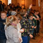 Poświęcenie medalików dzieci przygotowujących sie do I Komunii Św