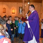 Poświęcenie medalików dzieci przygotowujących się do I Komunii Św