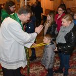 Obrzęd błogosławieństwa świecami i modlitwa za wstawiennictwem Św. Błażeja