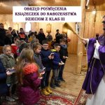 Obrzęd poświęcenia książeczek do nabożeństwa dzieciom z klas III