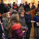 Obrzęd poświęcenia książeczek do nabożeństwa dzieciom z klas III