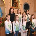 Jasełka wystawiane przez dzieci i młodzież pod kierownictwem ks. Adama