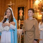 Jasełka wystawiane przez dzieci i młodzież pod kierownictwem ks. Adama