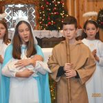 Jasełka wystawiane przez dzieci i młodzież pod kierownictwem ks. Adama