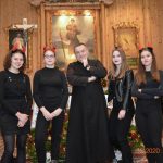 Jasełka wystawiane przez dzieci i młodzież pod kierownictwem ks. Adama